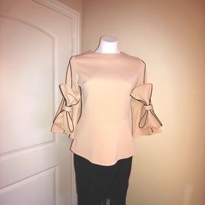 💜 NWOT Cute top with bow sleeves